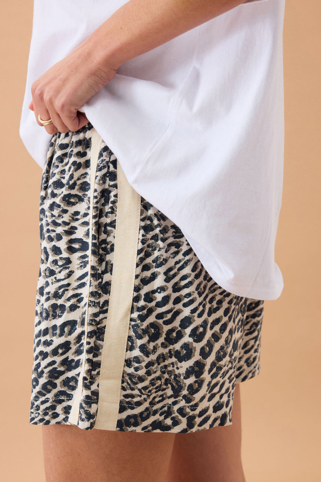 MILA SHORT- LEOPARD