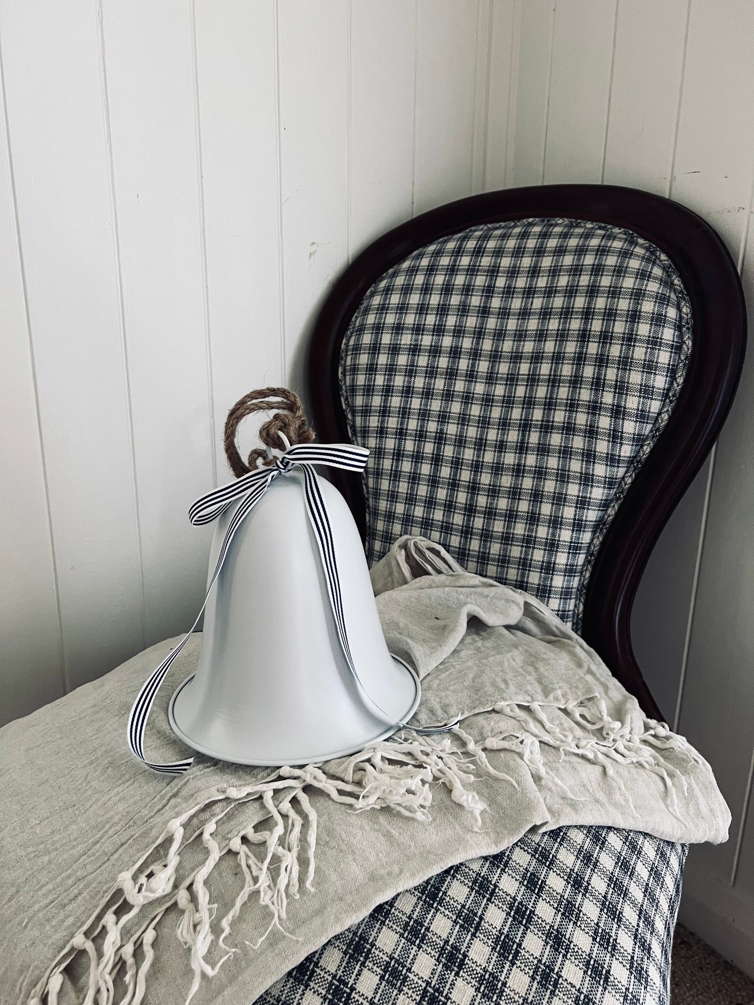 WHITE BELL